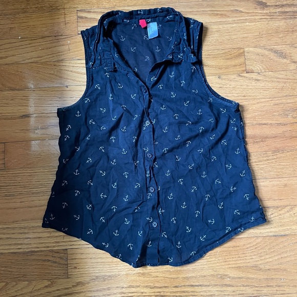 H&M Tops - H&M sleeveless anchor button down